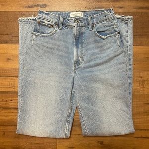 Abercrombie & Fitch 27L “Curve Love Ultra High Rise 90s Straight Jean” LIKE NEW